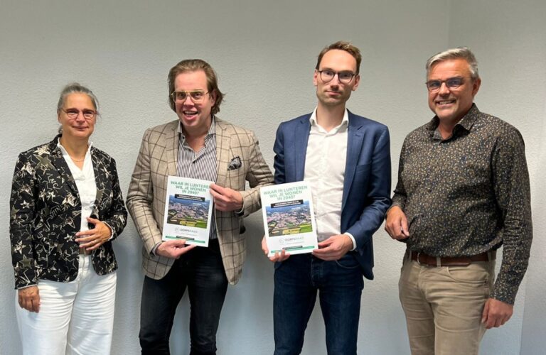 Dorpsraad Lunteren overhandigt plan ‘Wonen in Lunteren 2040’