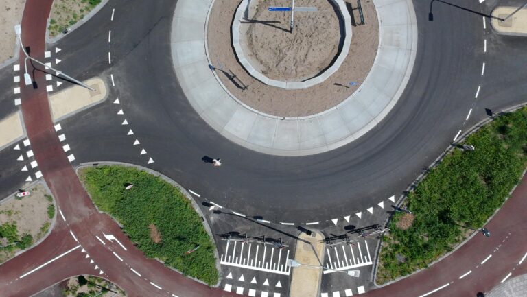 Nieuwe rotonde Westzoom/Postweg in gebruik