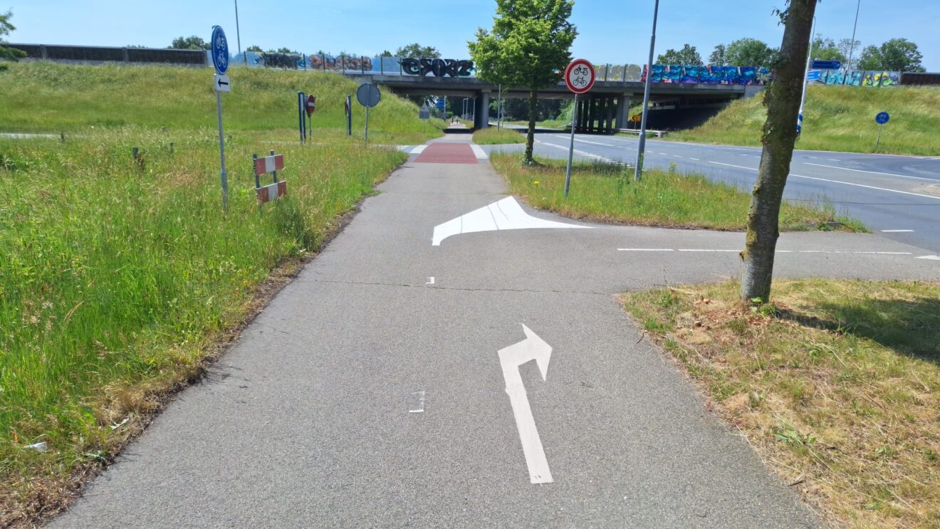 Alle rode lopers gevaarlijke kruisingen fietspaden op- en afritten A30 zijn aangelegd