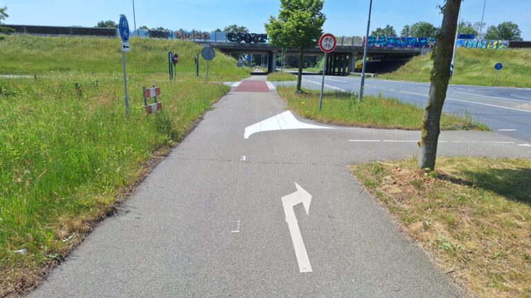 Alle rode lopers gevaarlijke kruisingen fietspaden op- en afritten A30 zijn aangelegd